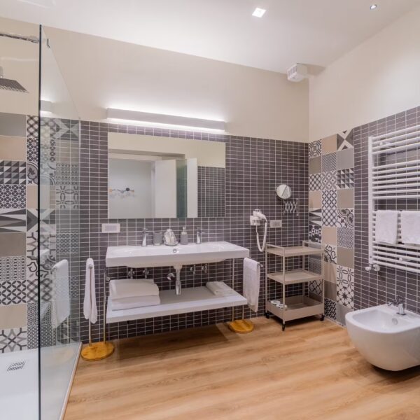 Bagno stanza gialla